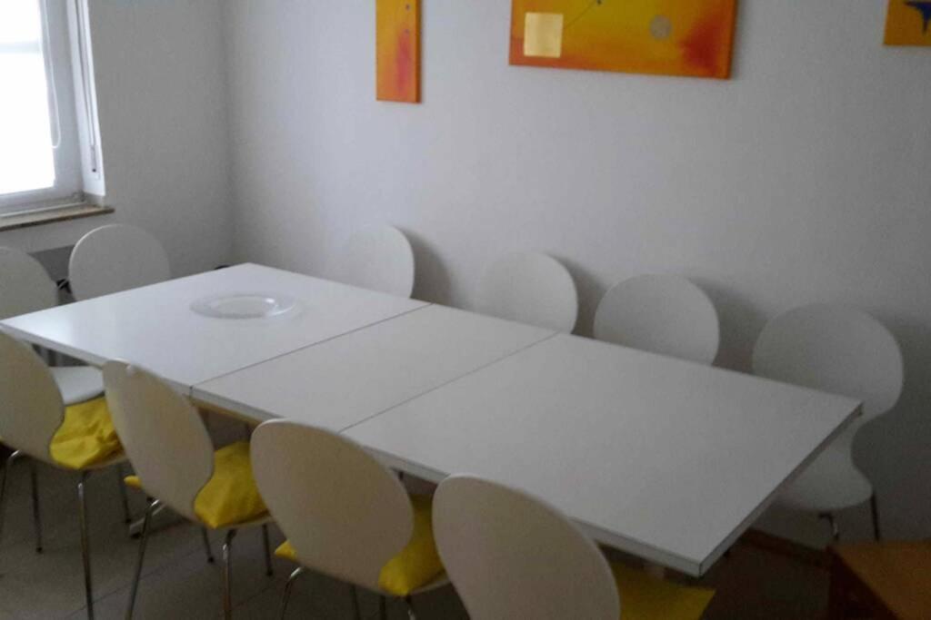 Grosse Wohnung 20 Km Von Koeln Bis Zu 17 Personen Ресрат Екстер'єр фото